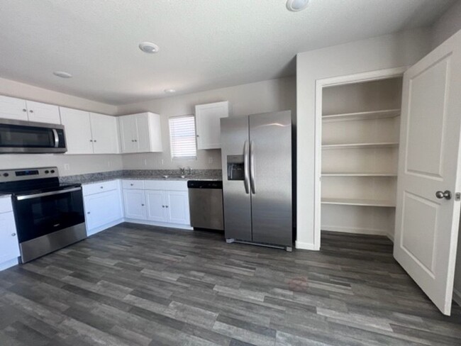 Building Photo - Near New 3BR with All Appliances close to ...