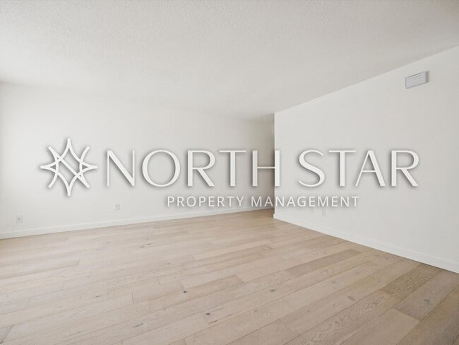 Building Photo - Remodeled Condo in the Heart of Old Town Lake Oswego