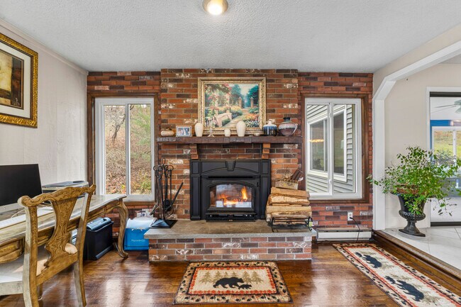 Building Photo - 8 Glenview Dr