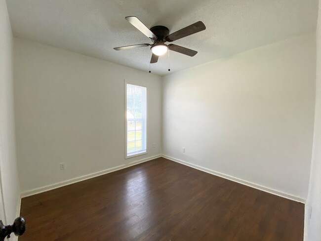 Building Photo - 3 bedroom, 2 bath near New Allen Rd and Ha...