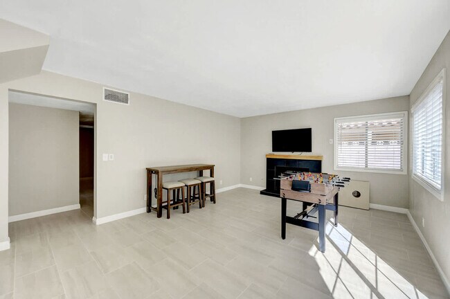 Building Photo - 3135 Laurel Ave