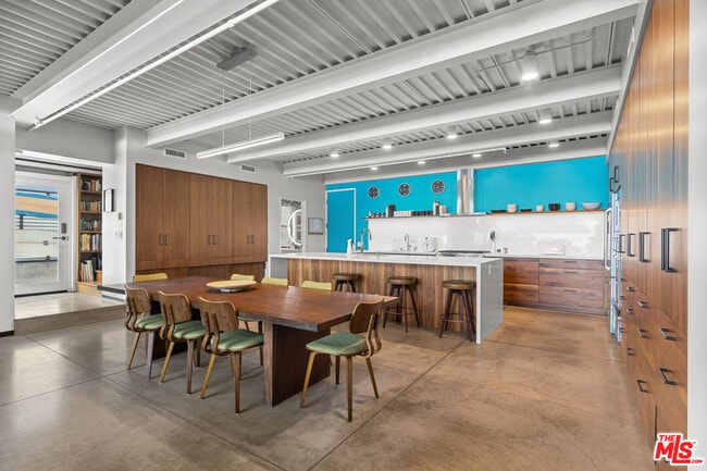 Building Photo - 548 Rose Ave