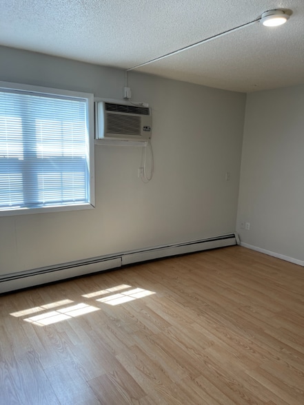 Building Photo - 515 E Burlington St