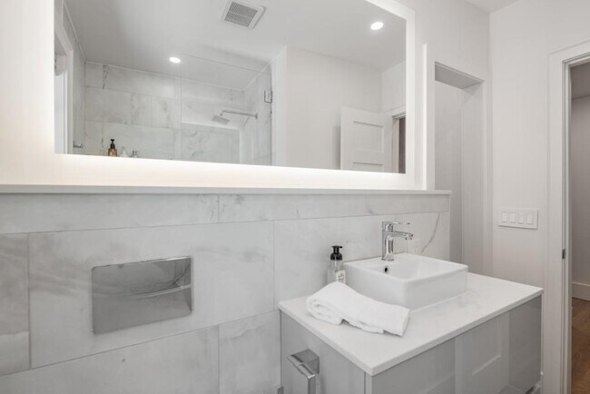 Building Photo - 413 8th St NE