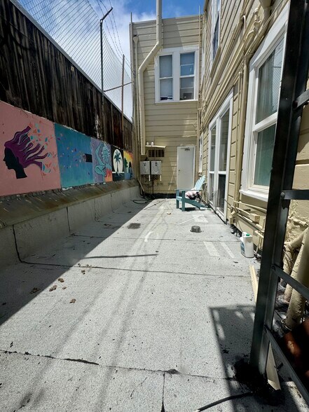 Building Photo - 2448 Mission St