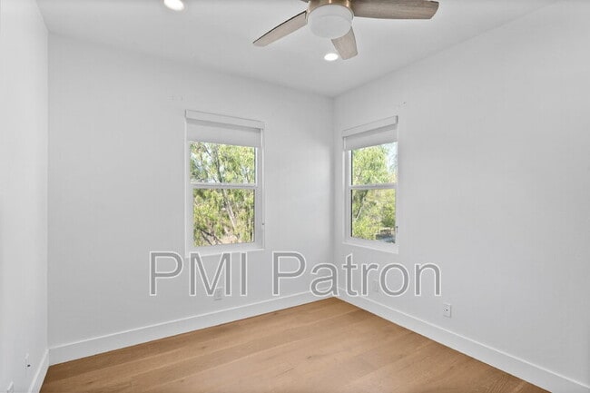 Building Photo - 356 W Weeping Willow Ave