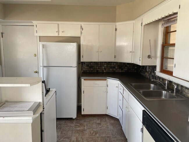 Building Photo - Adorable 3 bedroom 1 bathroom