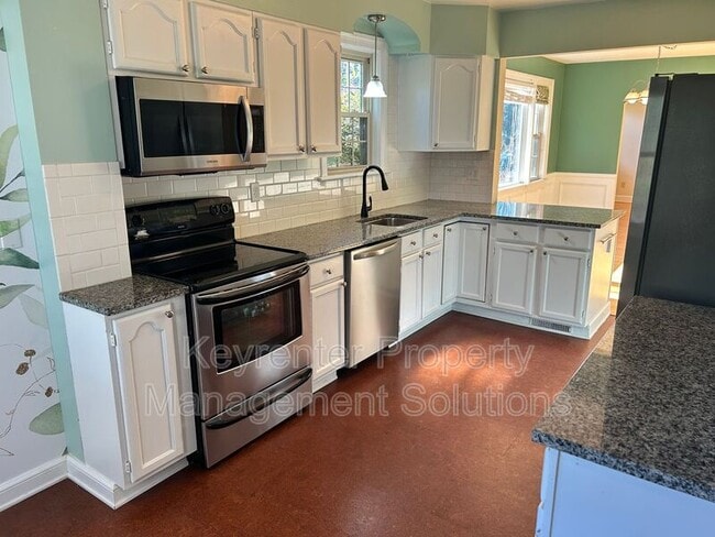 Building Photo - 127 College Cir