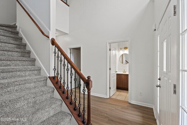 Building Photo - 207 Riverstone Ct