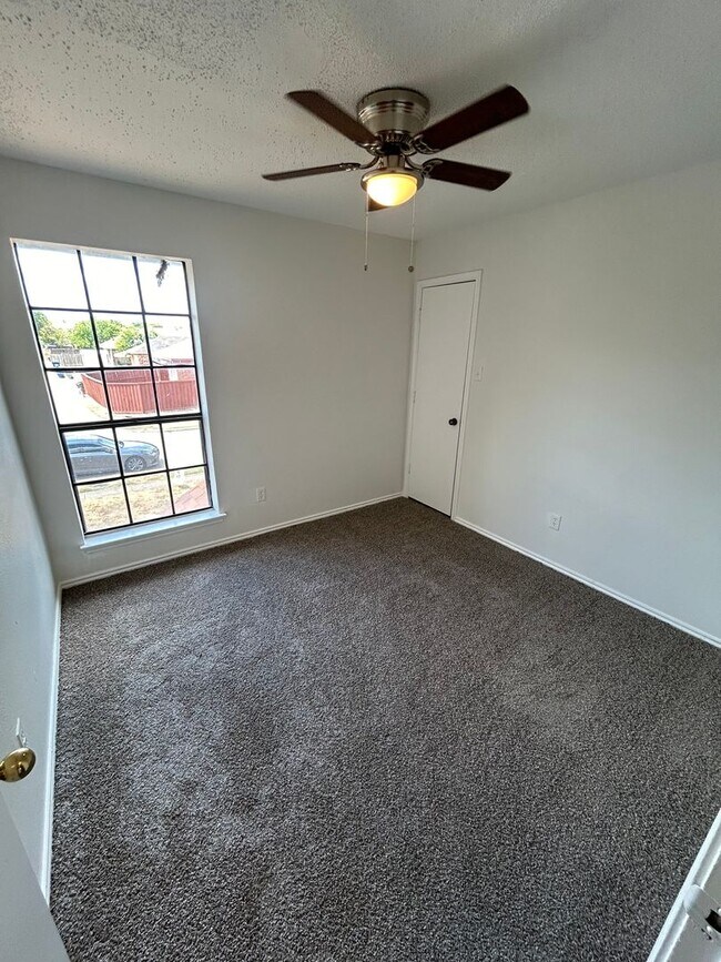 Building Photo - Come and see this well-kept beautiful home today!