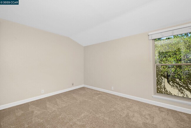 Building Photo - 2075 Ascot Dr