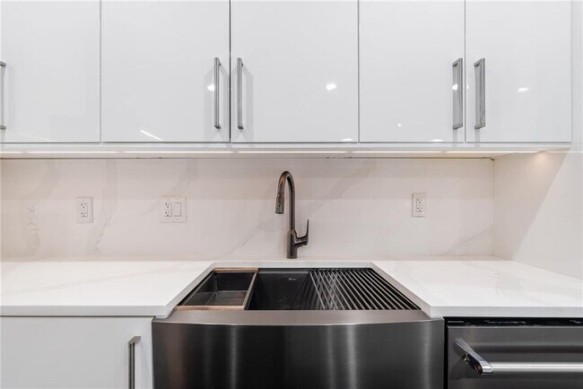 Building Photo - 4200 Roswell Rd NE