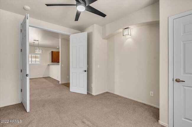 Building Photo - 902 E Madeline Dr