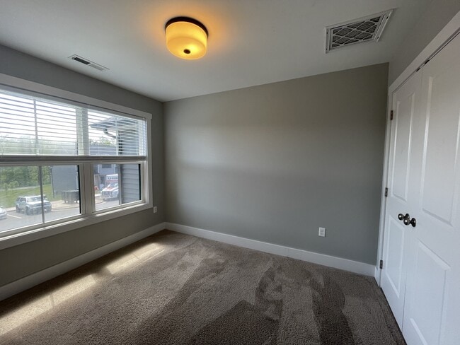Building Photo - 140 Sunburst Villa Dr