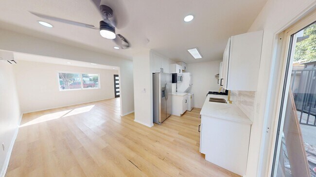 Building Photo - BEAUTIFUL 2 BED | Split Level| Feels Like ...