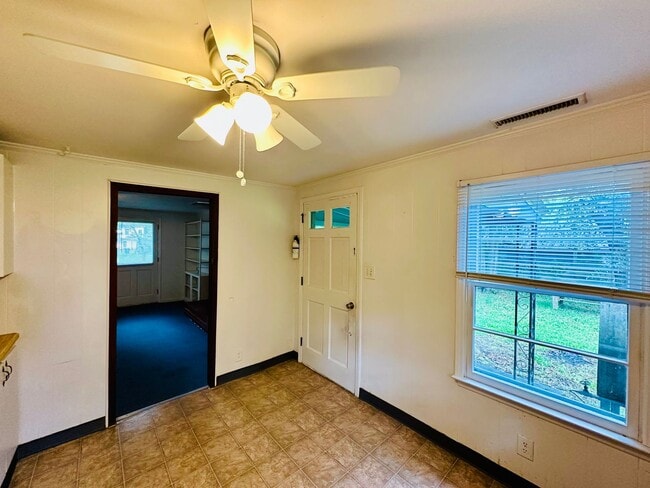Building Photo - SEAGATE AREA - 1BD/1BA - Located just off ...