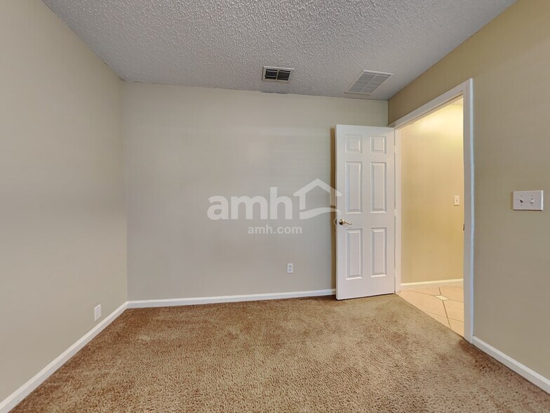 Building Photo - 9261 Redtail Dr