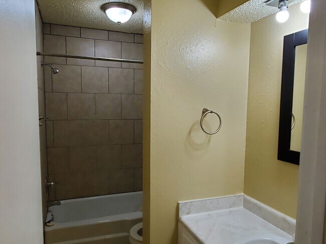 Building Photo - 2 bed, 1.5 bath condo in Norman, OK with c...