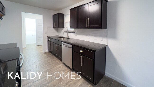 Building Photo - 4605 Sunset Terrace
