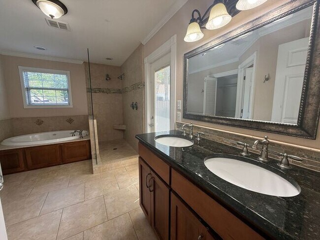 Building Photo - Gulf Breeze - Proper - 5 bedroom, 3.5 bathroom with pool and lawn care included