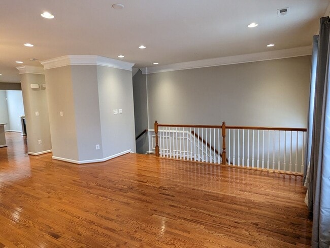 Building Photo - Gorgeous 3 level townhouse in North Potoma...
