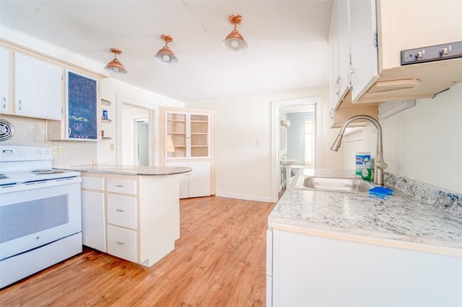 Building Photo - 425 Clayton Ave