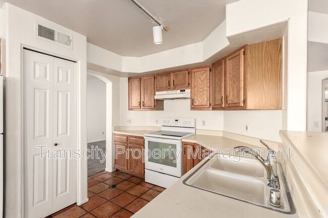 Building Photo - 3722 E Long Lake Rd