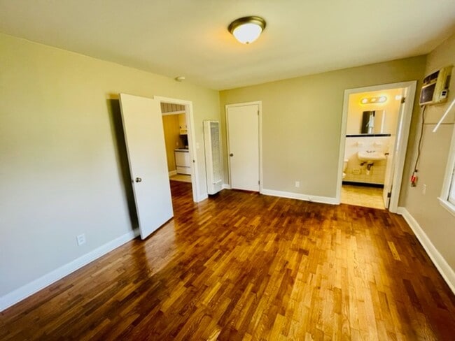 Building Photo - 1BR/1BA UNCG CAMPUS