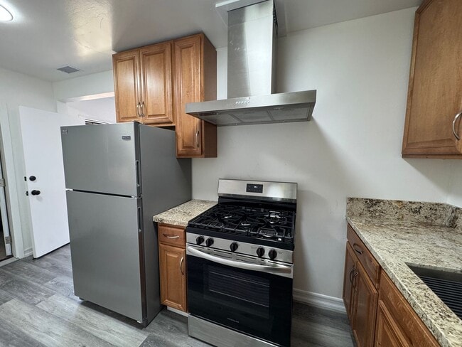 Building Photo - Charming 2bd 1ba