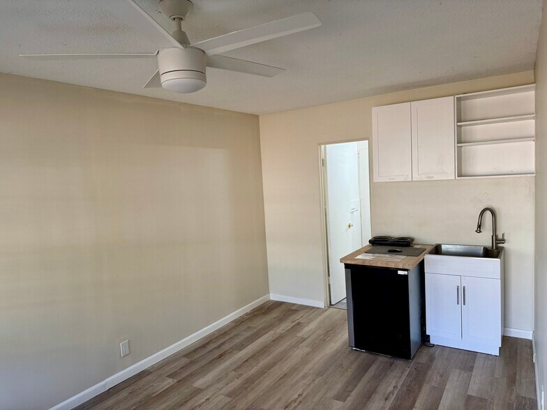 Building Photo - 217 SW 11th Ct