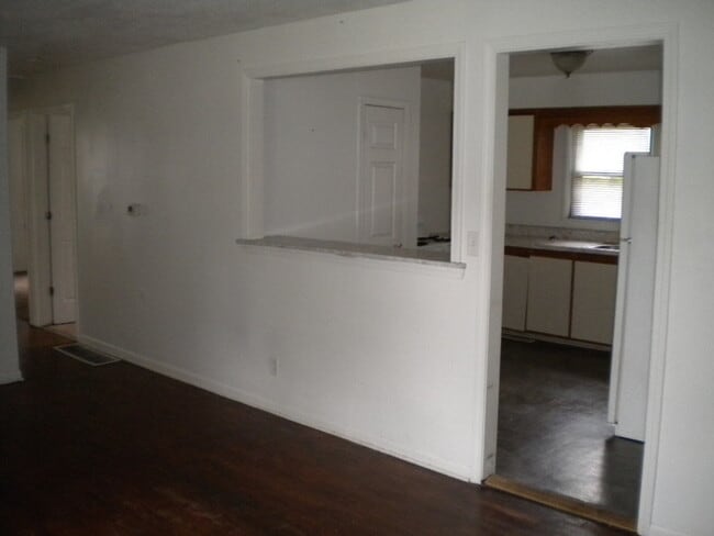Building Photo - Pet Friendly 3 bedroom, 1 bath