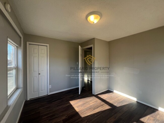 Building Photo - Updated 2 Bedroom 1 Bathroom near Forest M...