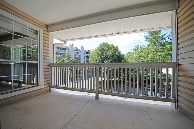 Building Photo - Updated top floor 2br with vaulted ceiling...