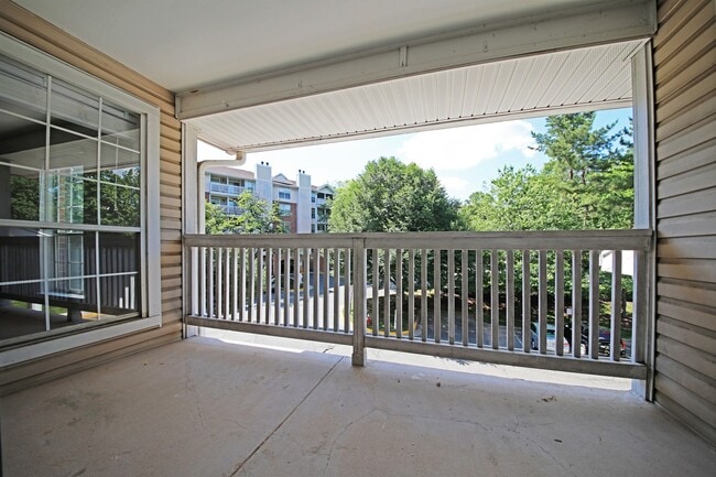 Building Photo - Updated top floor 2br with vaulted ceilings, two balconies and treed views!