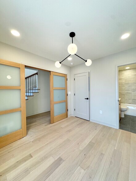 Building Photo - 537 E 19th St