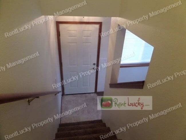 Building Photo - Fabulous 2 Bedroom Townhome With Attached Garage in Great RENTON Location!