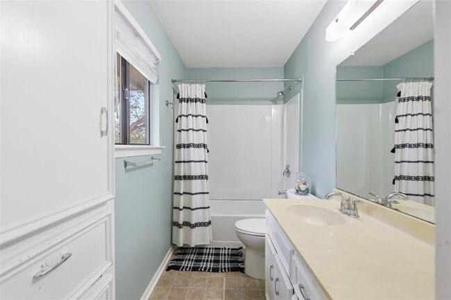 Building Photo - 105 Norwood Dr