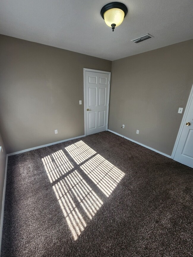 Building Photo - 3 bed 2 bath 1 car garage