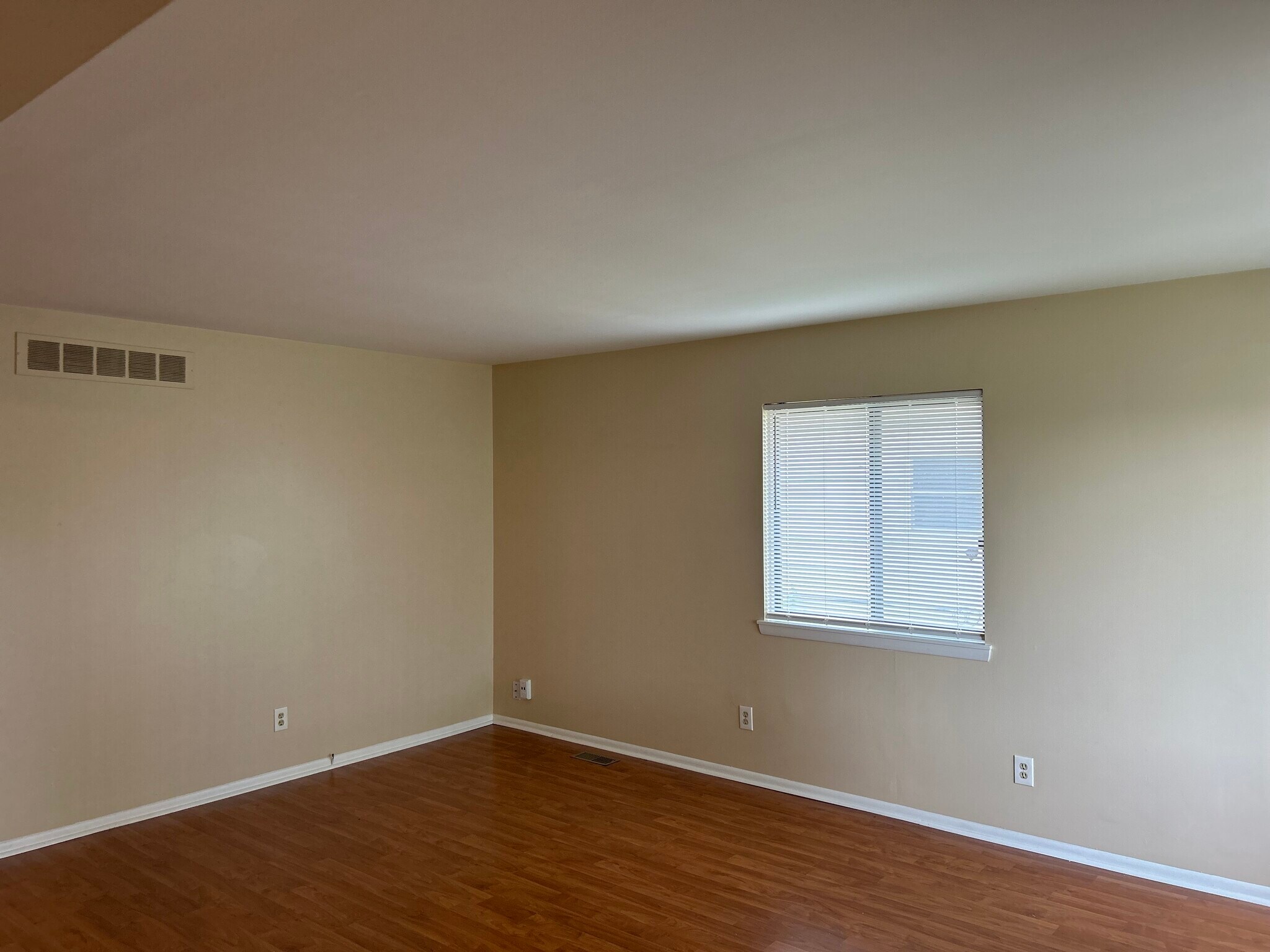 Building Photo - 325 W Woodruff Ave