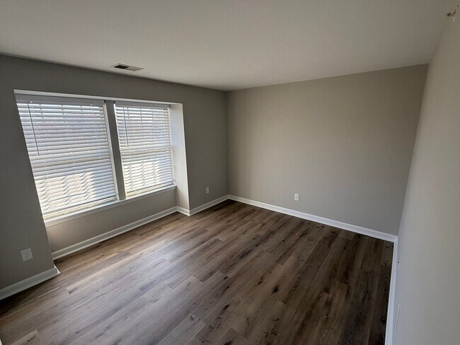 Building Photo - 3 BEDROOM CONDO. Walking Distance to Unive...