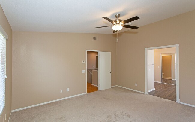 Building Photo - Large 4 Bedroom, 2.5 Bath Home with Large 3 Car Garage!!