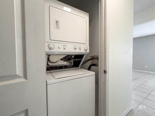 Building Photo - 5652 Dee St