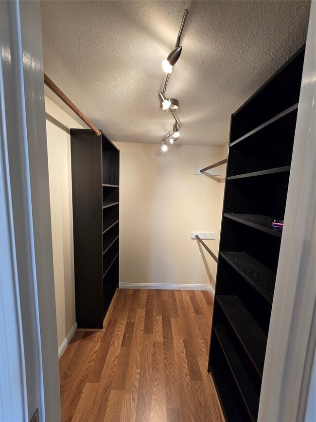 Building Photo - 9797 Leawood Blvd