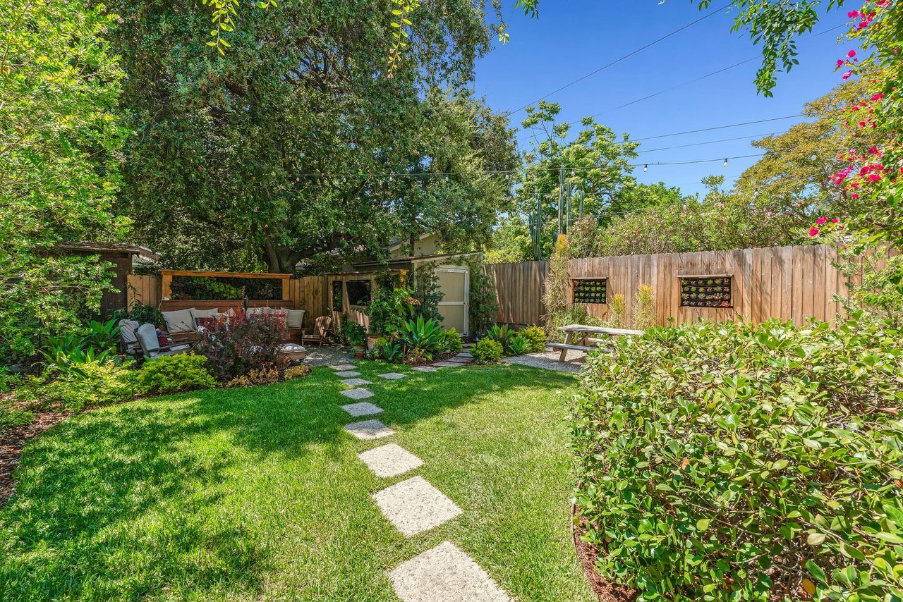 Building Photo - 1053 N Mar Vista Ave