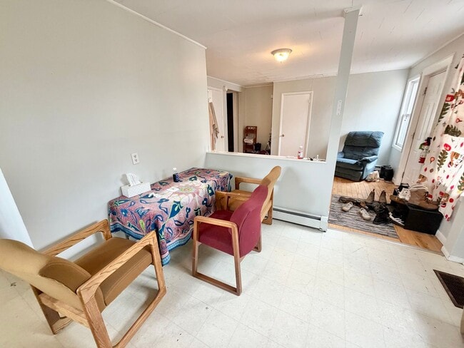 Building Photo - 3 Bedroom Apartment in Burlington VT Available NOW! OFF STREET PARKING, LAUNDRY, HEAT INCLUDED.