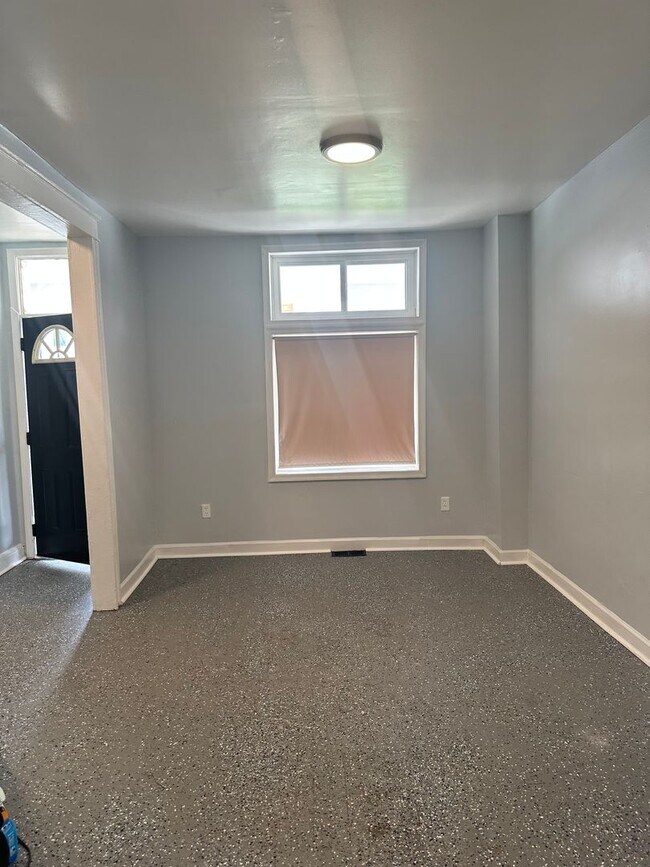 Building Photo - Spacious, Corner Home, Central Air, W/D Hook-Up! Available Now!