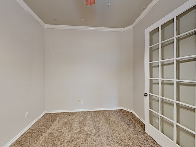Building Photo - No Application Fees* $500 off 1st Months R...
