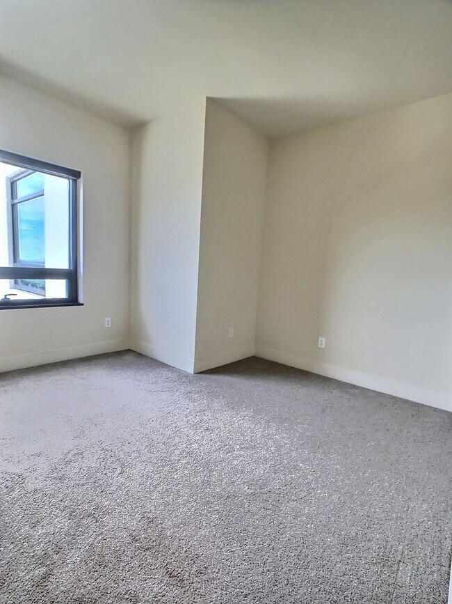 Building Photo - Gorgeous 2 Bedroom/2 Bathroom Condo for Rent at The 88 on the 17th Floor