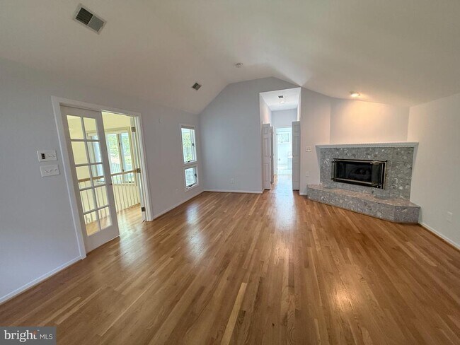 Building Photo - 5021 Cathedral Ave NW