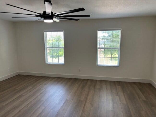 Building Photo - 803 Moss Glen Trail